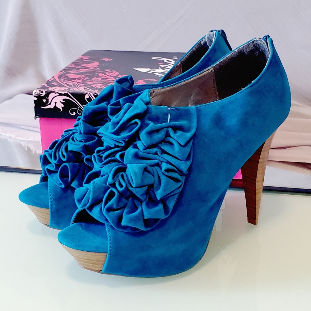 Qupid Ruffle Peep Toe Booties - Picture 4 of 7